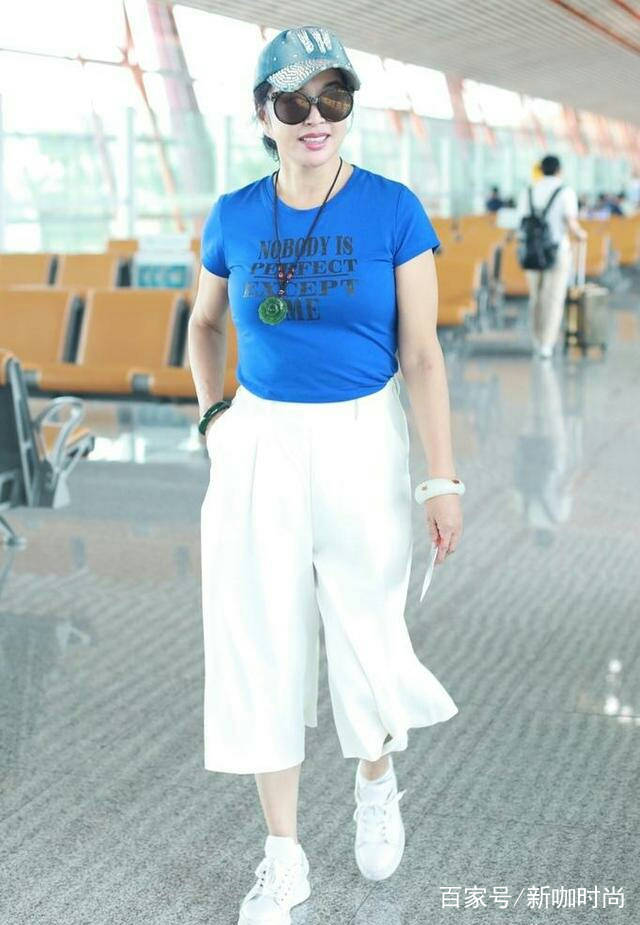 感觉|63岁刘晓庆现身!穿蓝T配阔腿裤少女感十足,奈何肚子略显发福!