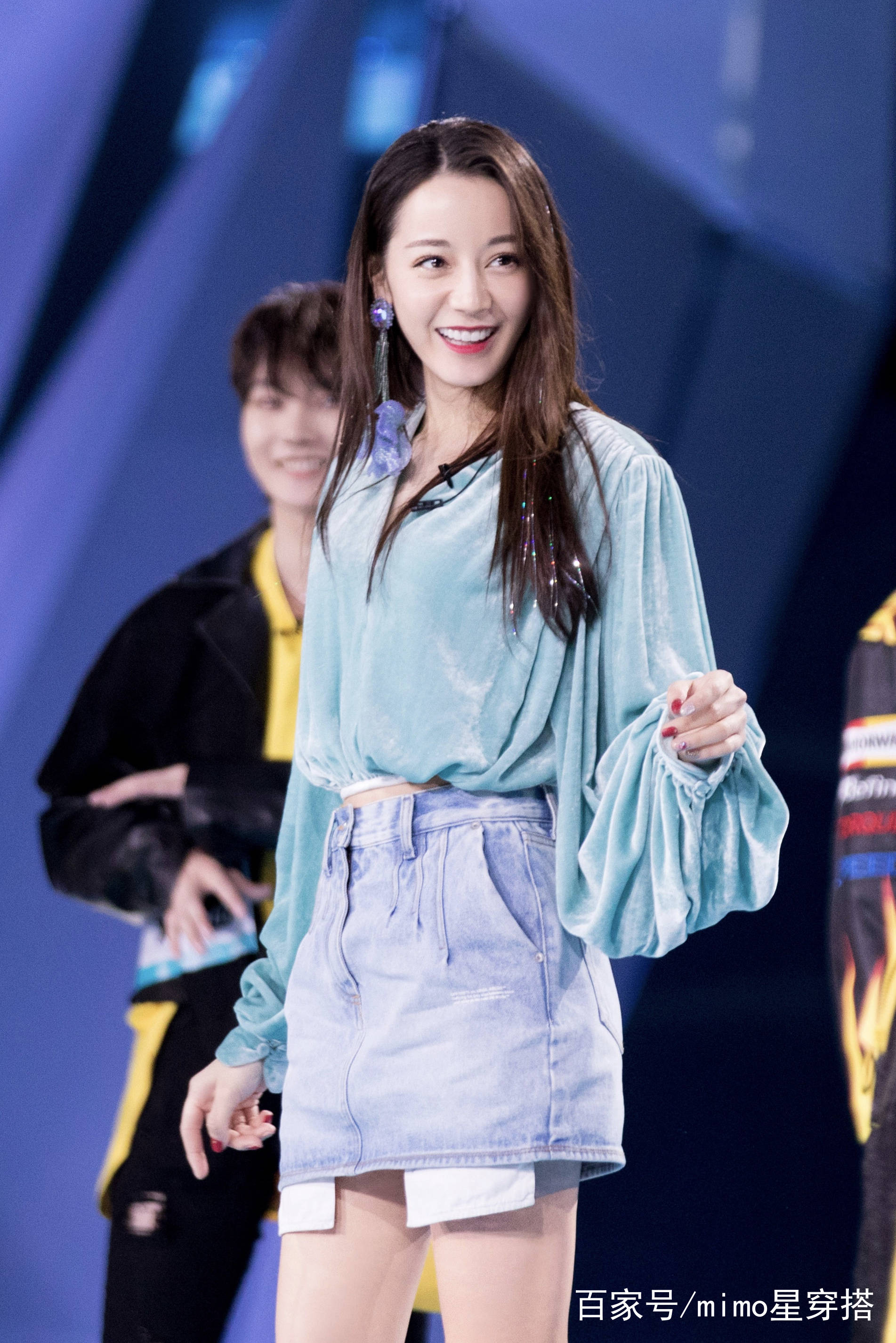 短裙|迪丽热巴又美出新高度,穿丝绒上衣搭短裙,小蛮腰和大长腿很吸睛