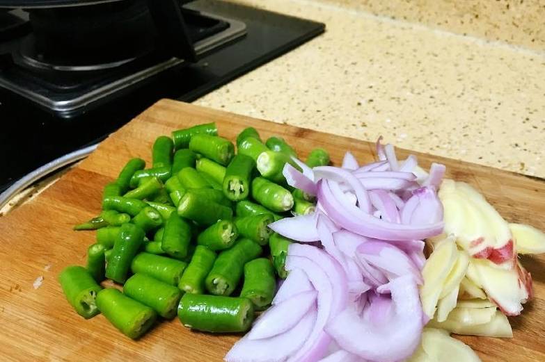 下锅|绝味干锅鸡爪三步完成，香味扑鼻，口口入味，一盘子不够吃