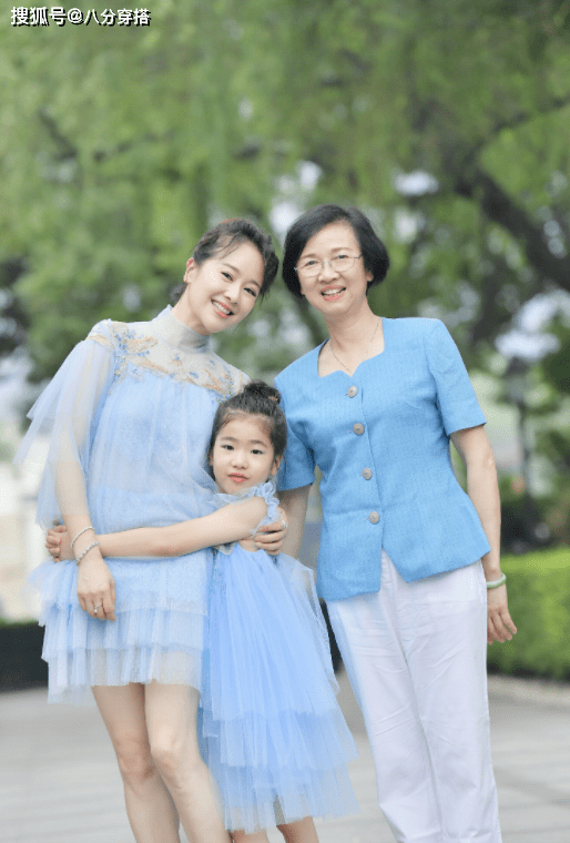 发型|左小青这气质女星里罕见,一袭薄纱连衣裙优雅温柔,性感妩媚