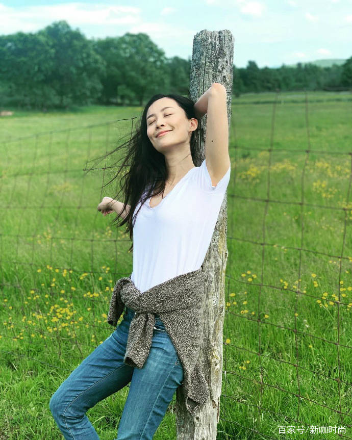 牛仔|37岁陈法拉晒美照，穿蓝色外套无惧素颜，幸福感全写在脸上