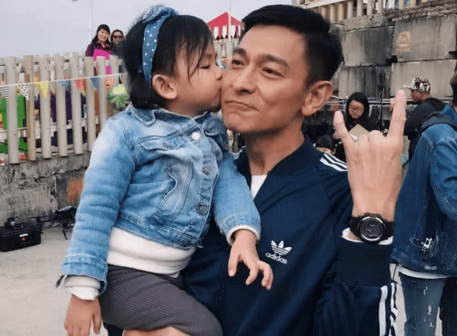 父亲|三点起床做早饭，五点送娃去上学，“女儿奴”刘德华的父爱有多暖