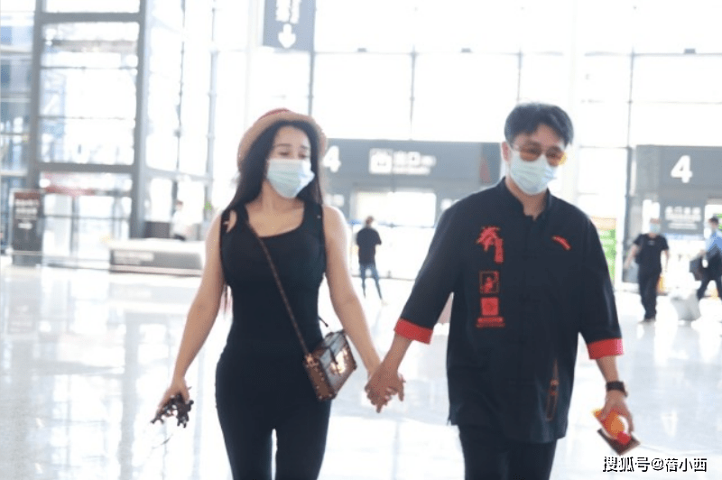 黑色|冉莹颖的3D身材根本藏不住，一身紧身打扮走机场，曲线让人羡慕