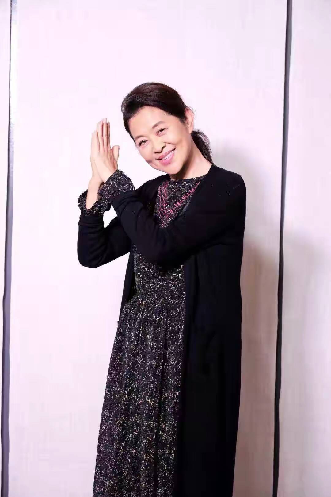效果|倪萍踏实服老,穿灰色亚麻“奶奶裙”走机场,不扮嫩气质更高级