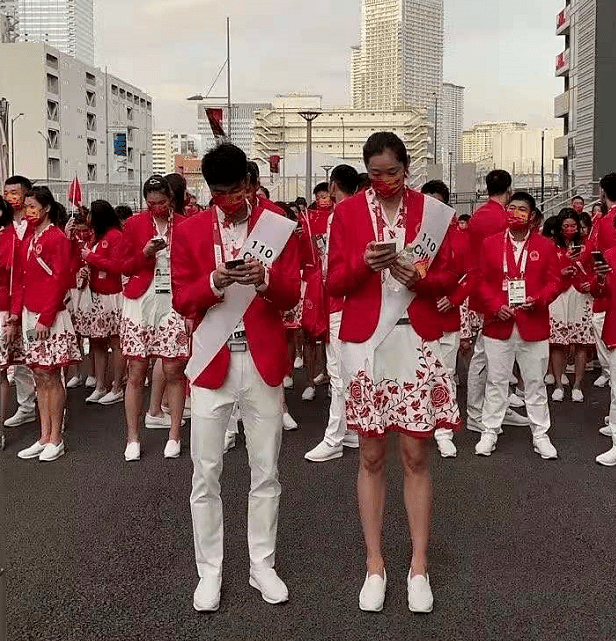 服装|中国队入场就是不一样！朱婷穿裙子举旗意气风发，连口罩都成爆款