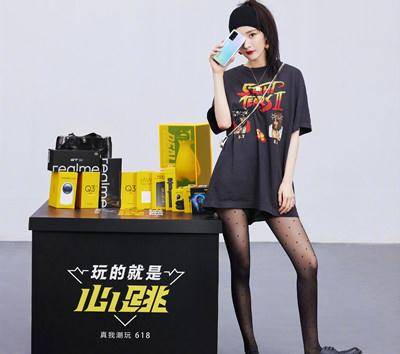 黑色|杨幂外出逛街被偶遇，穿“情趣袜”身材目测80斤，大小包收获颇丰