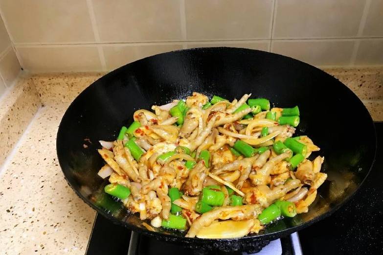 下锅|绝味干锅鸡爪三步完成，香味扑鼻，口口入味，一盘子不够吃