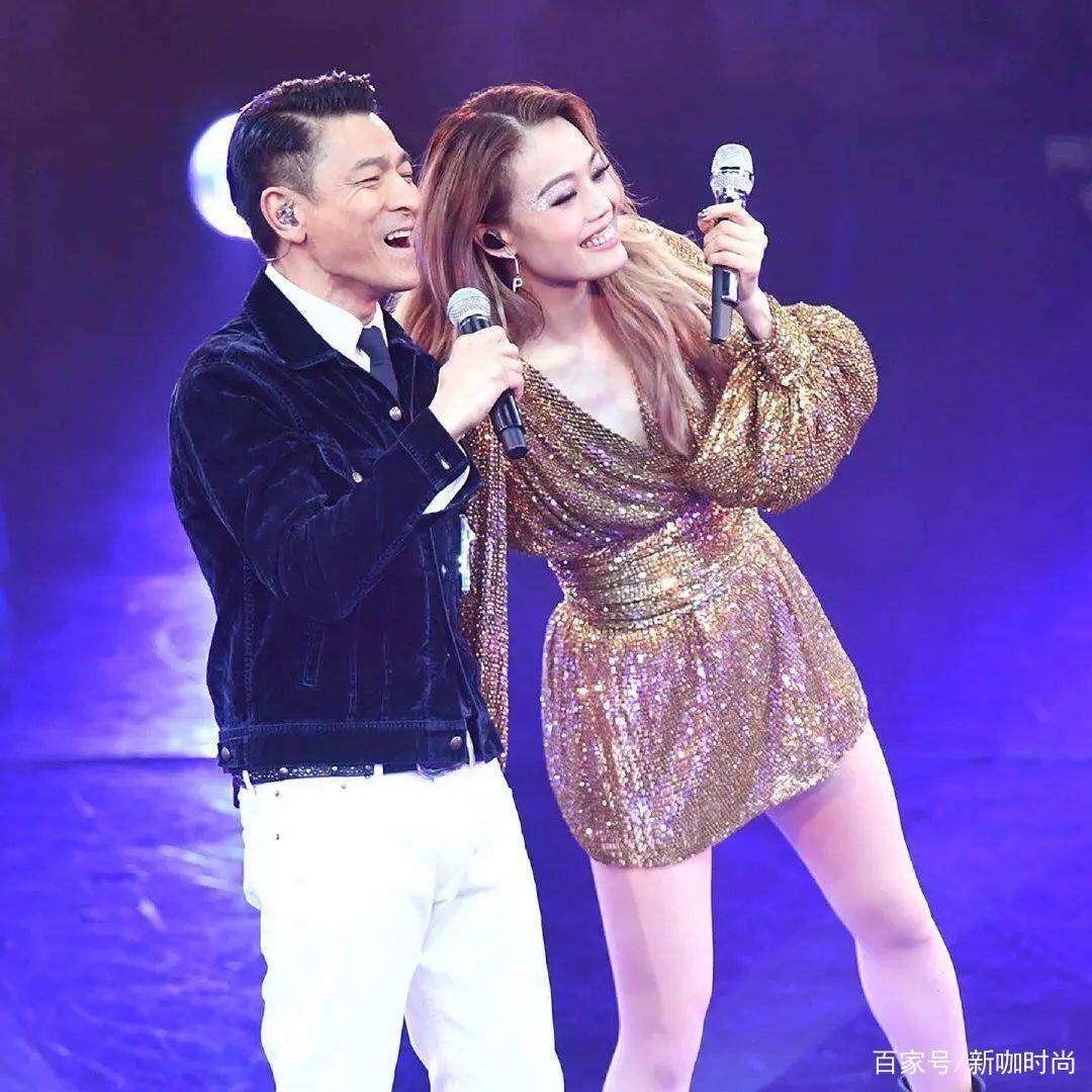 金色|容祖儿舞台造型有个性,金色亮闪裙搭黑皮靴,美腿风采实力撩人