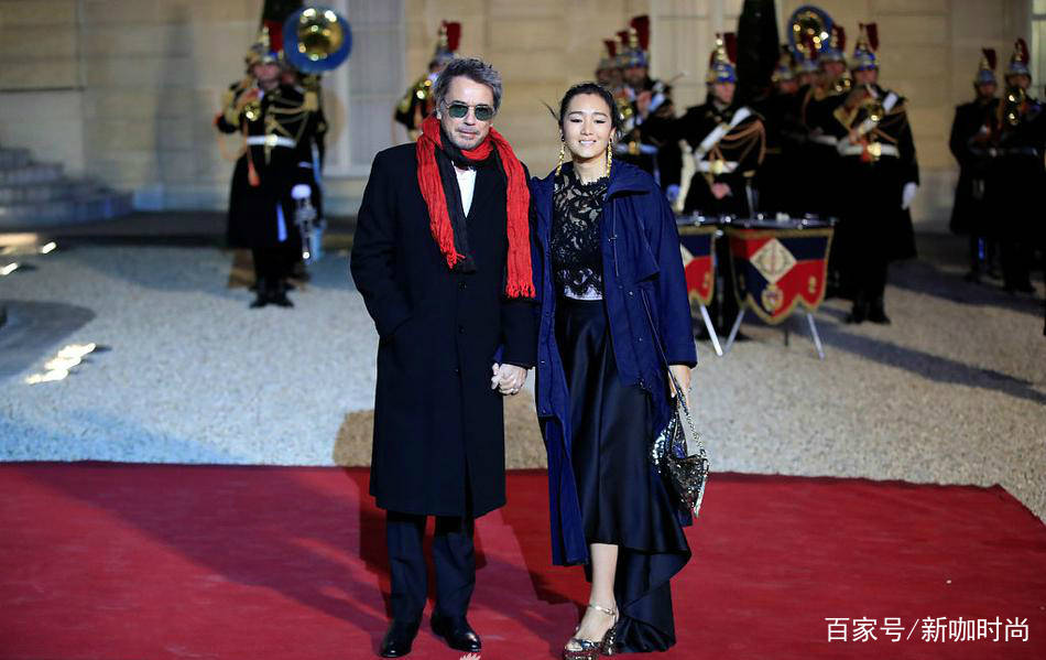 黑色|巩俐携大18岁法籍男友亮相，身穿深蓝外套，双手紧握甜蜜十足