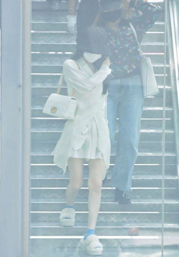 通身|赵丽颖离婚后频繁捞金，穿防晒衬衫配毛拖鞋，身材消瘦看心疼