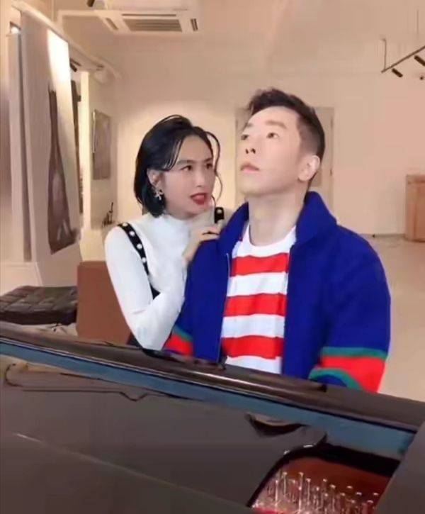 平底鞋|朱茵哪还有女神气质，上了年纪也是普通大妈，出门也得穿平底鞋!