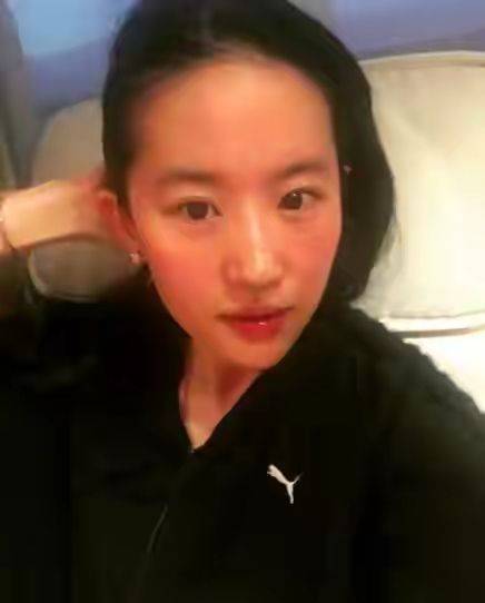 显得|网友偶遇刘亦菲逛街，带保镖好大排场啊，瘦下来终于没了大妈感!