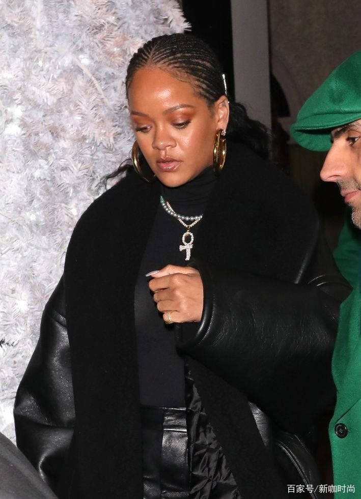 带着|蕾哈娜这身霸气！超大耳环美的真嚣张