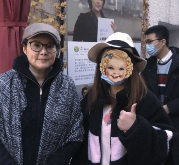 外套|袁立穿T恤参加启动仪式，胖的自然真实，就是个地地道道的大妈 ！