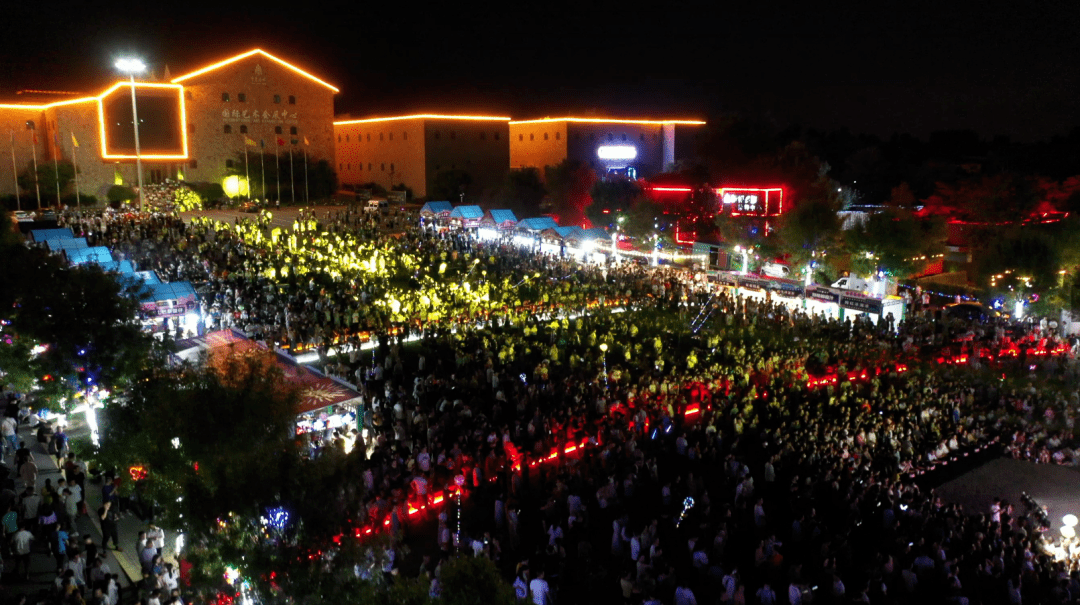 四季夜潍坊鸢都不夜城2021齐鲁酒地美酒不夜城梦幻光影烟花电音节开幕