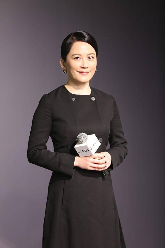 设计|"惊鸿仙子"俞飞鸿好优雅,身穿黑色长裙,一颦一笑皆是风情