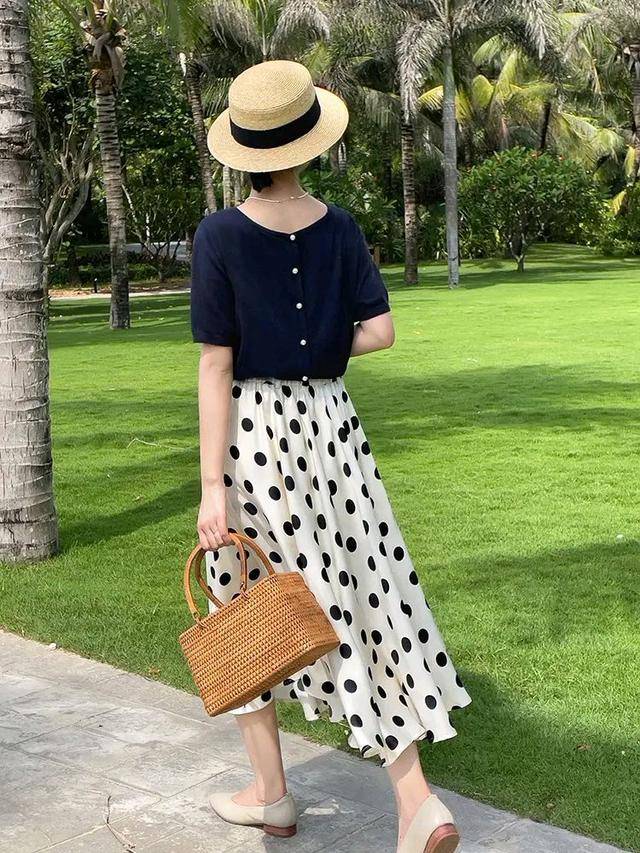 王者|小个子法式经典黑白穿搭，波点图案也是复古圈的王者。