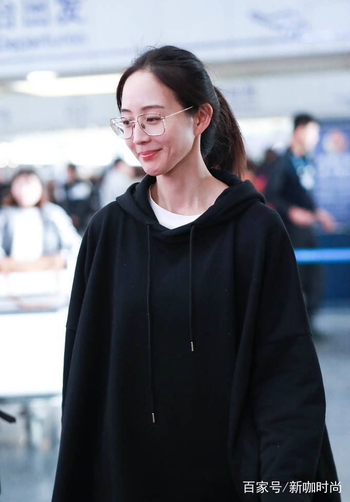 女神|素颜才是检测颜值真标准！张钧甯黑色卫衣配眼镜，气质大方出众