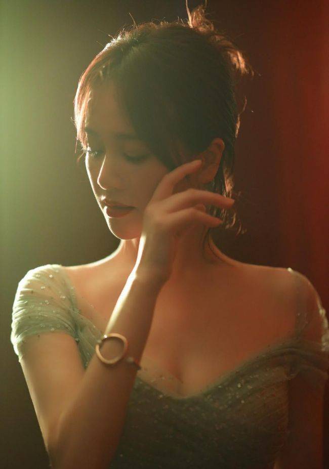 曲线|左小青的自然曲线惹眼，立体身材穿薄纱裙，真叫人移不开眼