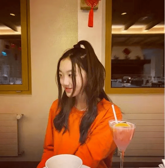 好友|15岁李嫣出落得越来越美啦!穿白裙参加好友毕业会,大抢朋友风头