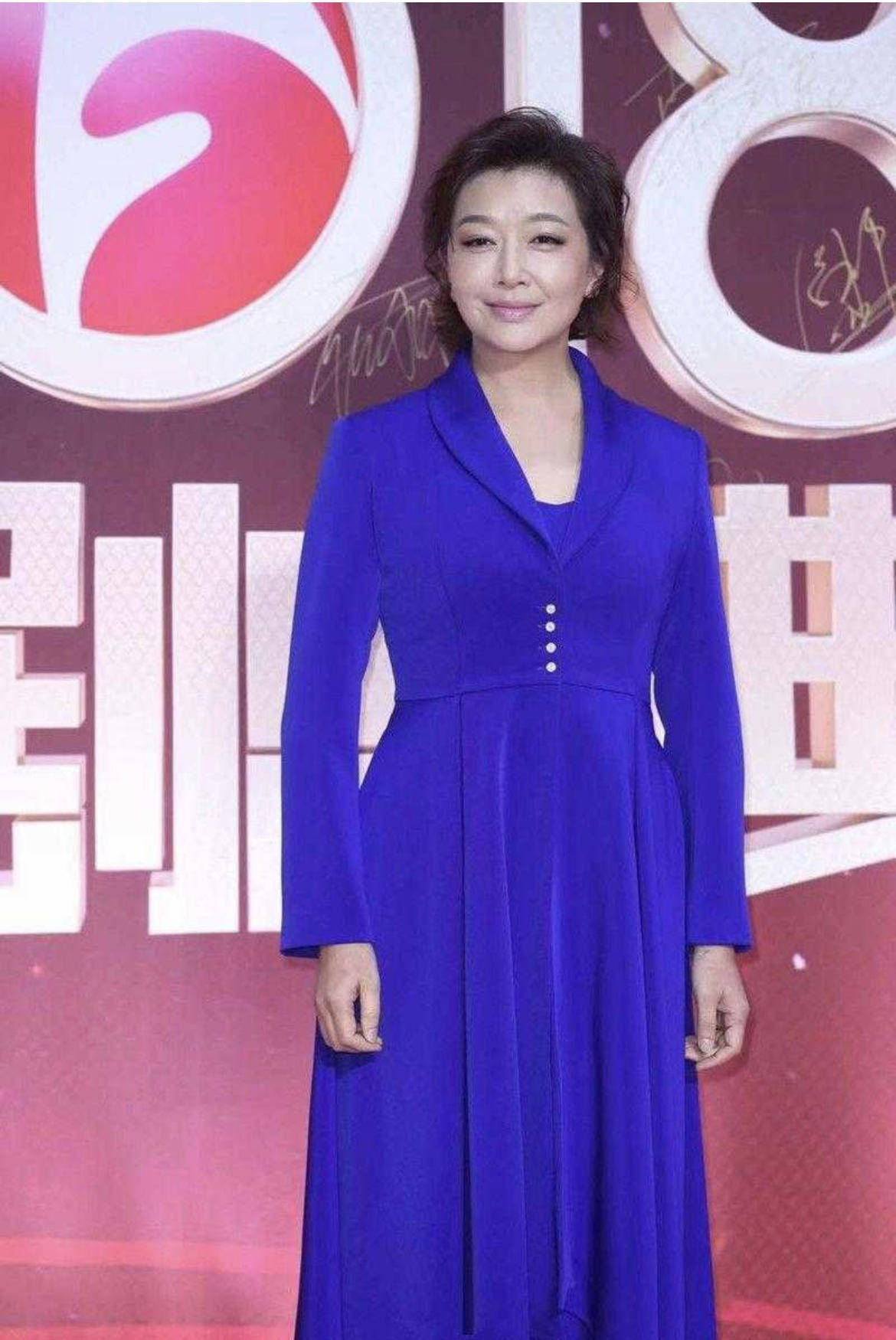 美眉|江珊53岁了,身穿一件黛蓝色大v领连衣裙亮相,高贵优雅又减龄!