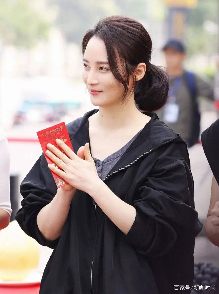 蒋勤勤|44岁蒋勤勤复工，穿休闲装身形似少女，难怪琼瑶曾赞她：轻柔似水