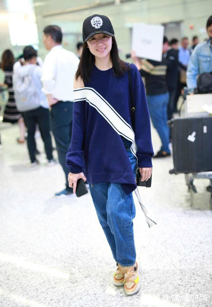 棉袄|董洁总算换造型了!不戴帽子、没有眼镜,但这大棉袄不热吗?