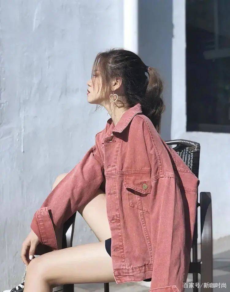 苗苗|苗苗的少女感太足了,粉色牛仔服搭露脐背心,前卫时髦活力满分
