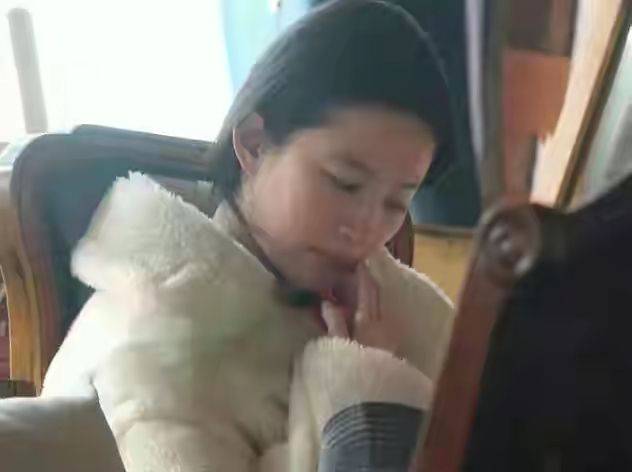 显得|网友偶遇刘亦菲逛街，带保镖好大排场啊，瘦下来终于没了大妈感!