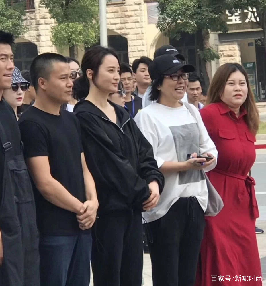 蒋勤勤|44岁蒋勤勤复工，穿休闲装身形似少女，难怪琼瑶曾赞她：轻柔似水