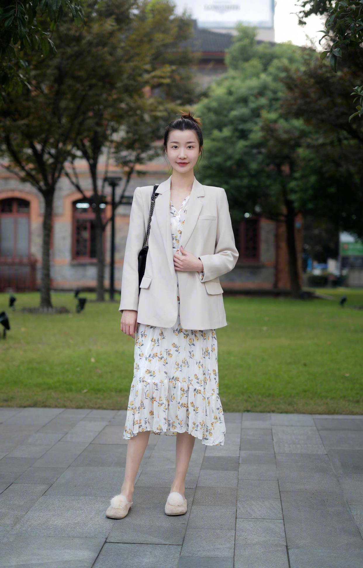 服装|职场女人,学会4组“夏日西服穿搭术”,想要的舒适、优雅都会有