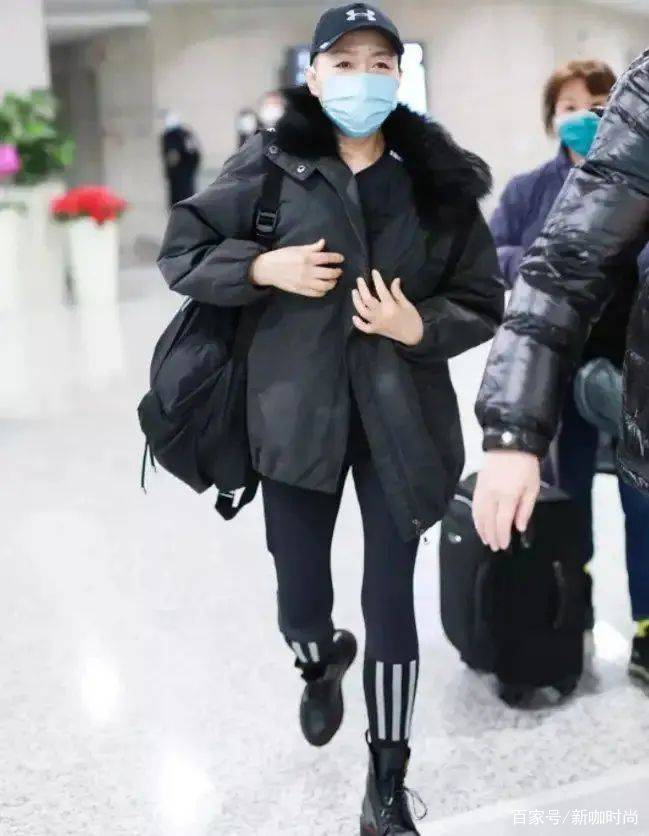 身材|宋丹丹低调穿搭也时髦，黑色派克服搭马丁靴，“筷子腿”格外吸睛