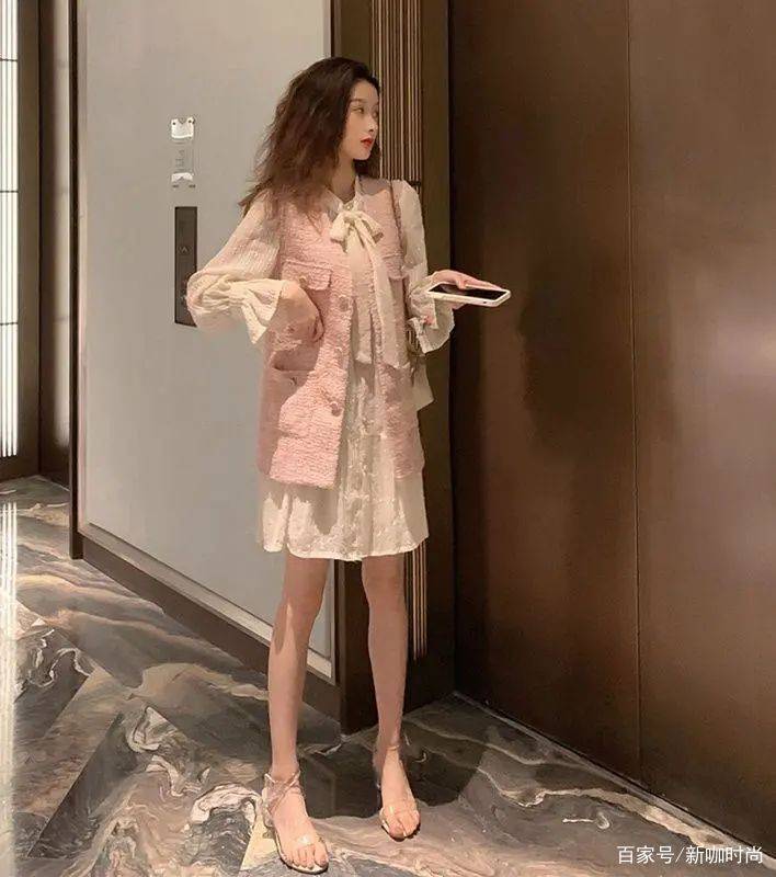 宫廷风|44岁梁咏琪胆大会穿，甜美印花裙搭酷帅金发，比外国老公还洋气
