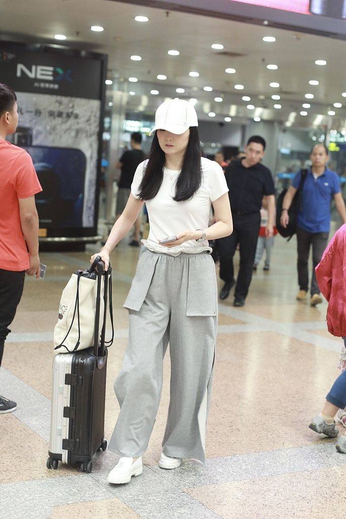 王艳跟|王艳跟儿子录节目，胖出老态还有皱纹，整个脸凹凹坑坑皮肤松弛！