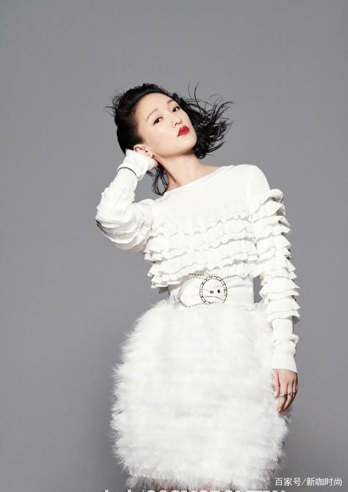 发型|剪短发的周迅才是颜值杀器,分别搭红白黑上阵,44岁阿姨秒变少女