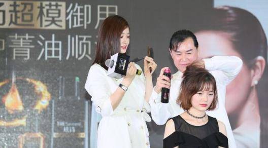 的作用|选对了衣服的蒋欣太不一样了，穿紧身款的宫廷裙，华丽而又耀眼