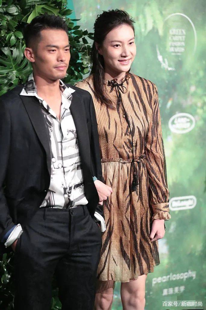 大气|林丹老婆的高级感真绝，穿“豹纹裙”优雅又有范，被这美腿惊艳了