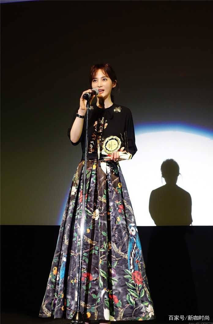 蒋勤勤|44岁蒋勤勤复工，穿休闲装身形似少女，难怪琼瑶曾赞她：轻柔似水