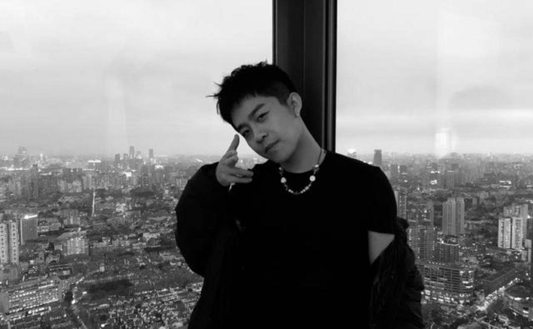 德云社张九龄即将直播,发视频邀请观众,副驾拍摄人引起网友关注?