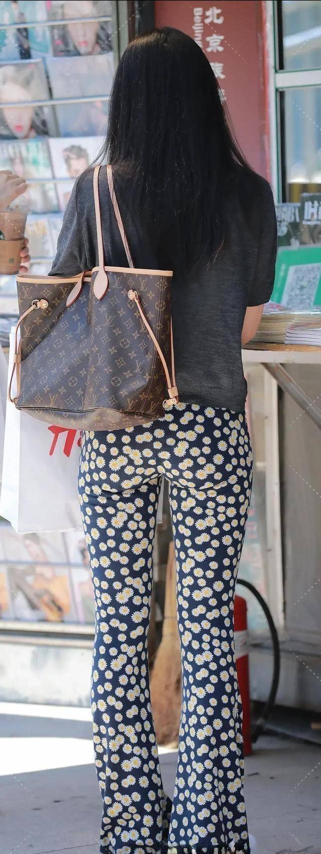 身材|衣着时髦，柔软的毛衣和打底裤，优雅不失气质