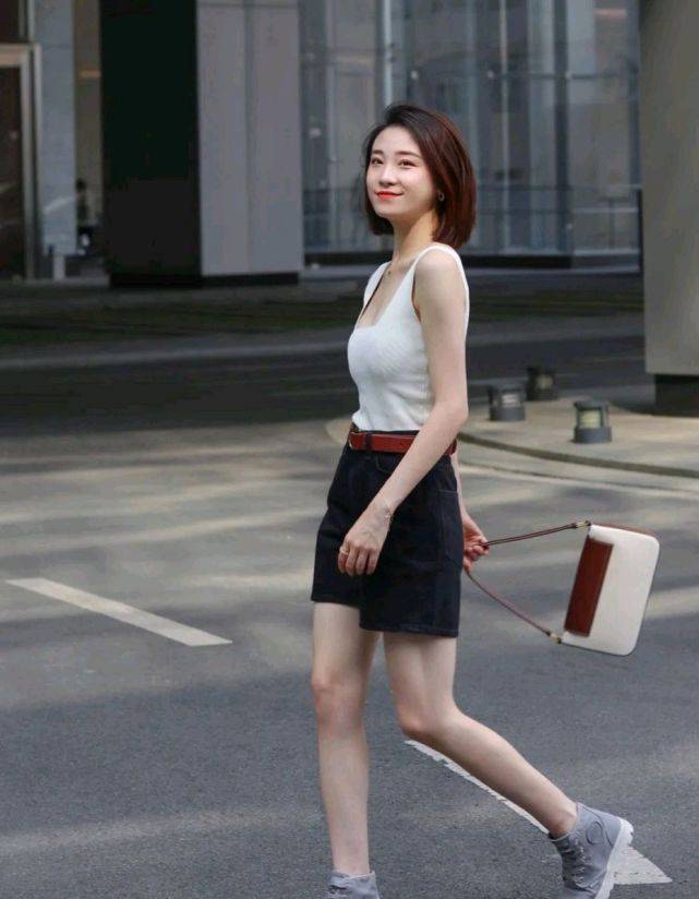 魅力|极简穿搭就是不一样，搭配起来毫不费力，精致温柔又有魅力