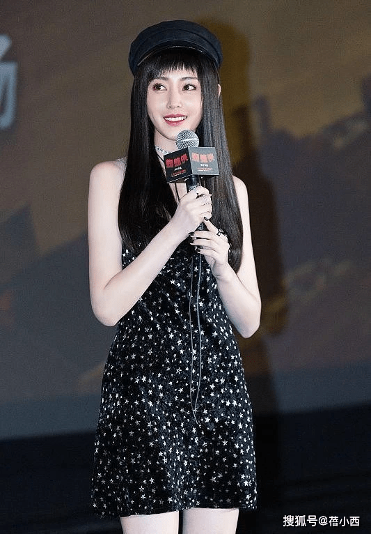 黑色|“张天爱”剪了新刘海更美了，穿星空短裙配贝雷帽，又美出圈了