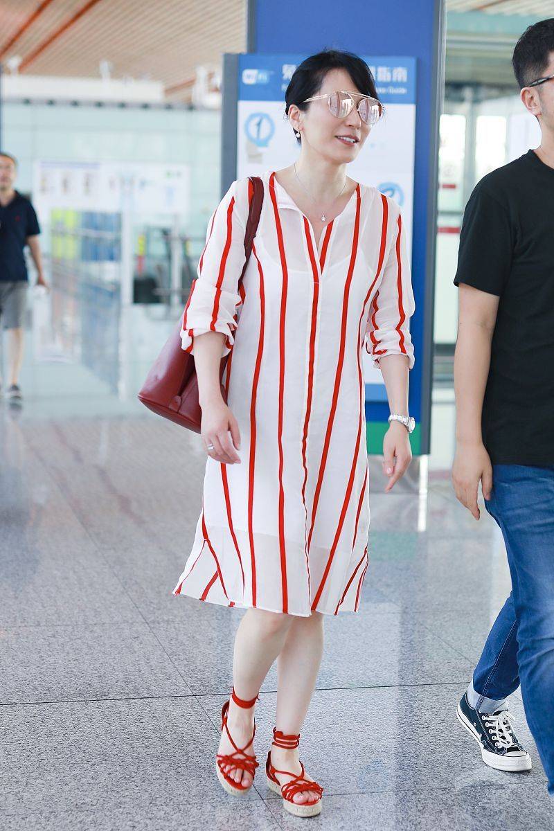 裙子|俞飞鸿穿紧身裙勒出麒麟臂，发福成了大妈，但整个人气质优雅！