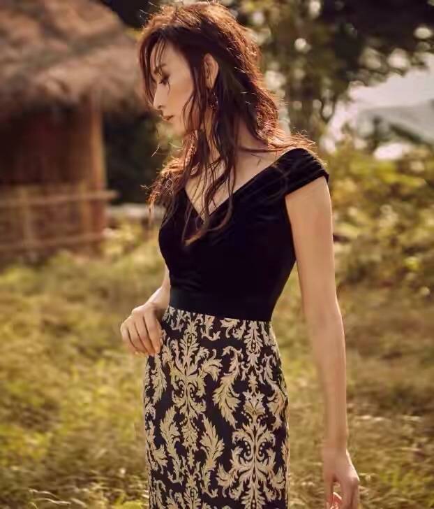 整体|阔太胡静终于洋气一回，挑染白发时髦减龄，穿抹胸裙女团身材抢镜