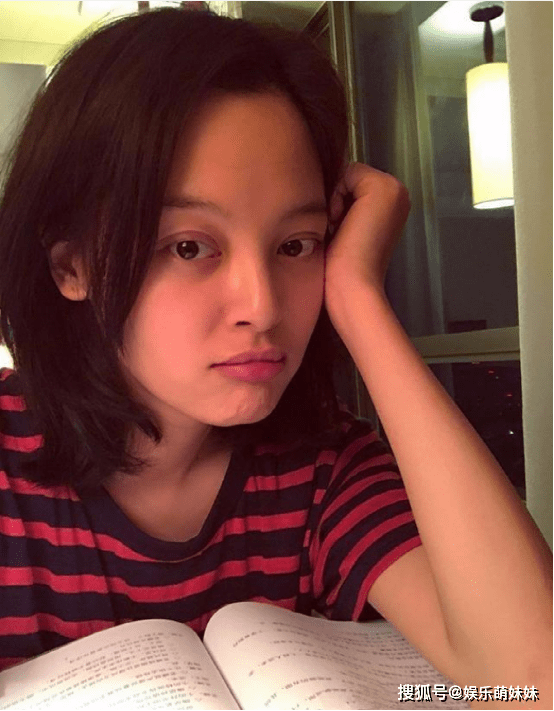 正在看剧本的辛芷蕾,素颜也太能打了吧,明明已经三十多岁了,这看上去