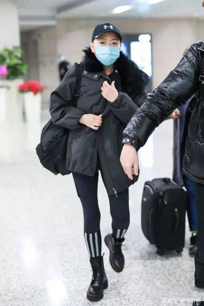身材|宋丹丹低调穿搭也时髦，黑色派克服搭马丁靴，“筷子腿”格外吸睛