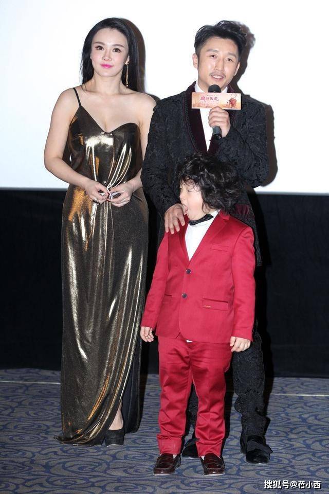 金色|冉莹颖身穿“液体裙”亮相,单肩吊带尽显好身材,看起来雍容华贵