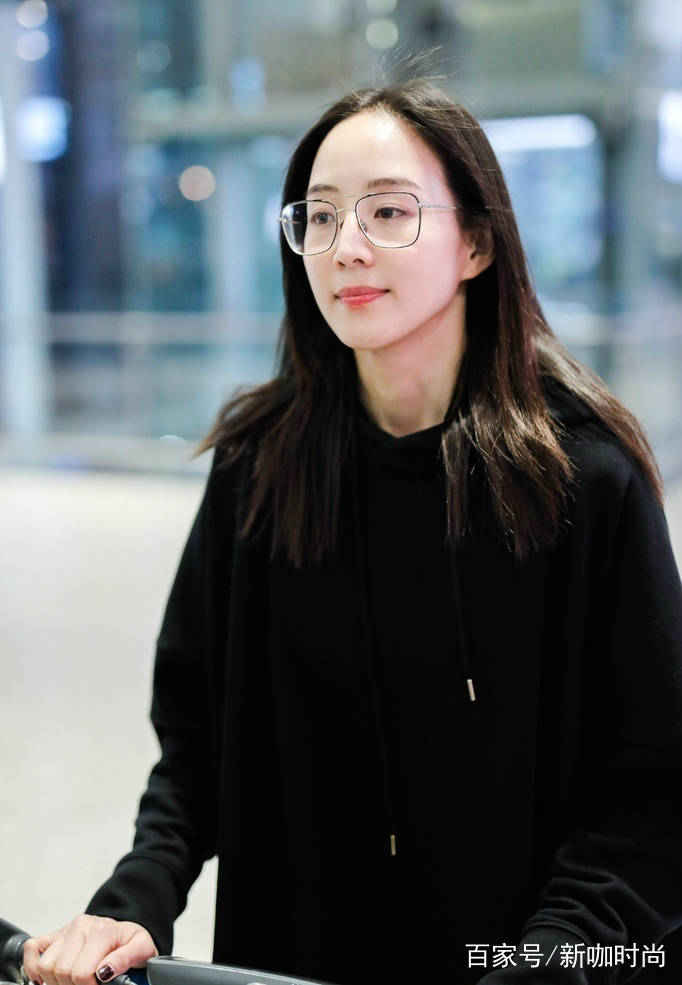 女神|素颜才是检测颜值真标准!张钧甯黑色卫衣配眼镜,气质大方出众