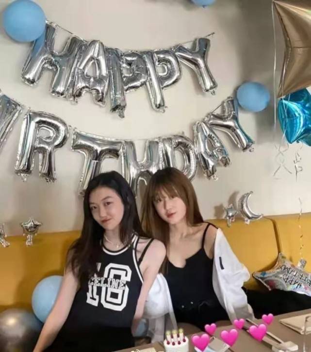 好友|15岁李嫣出落得越来越美啦!穿白裙参加好友毕业会,大抢朋友风头