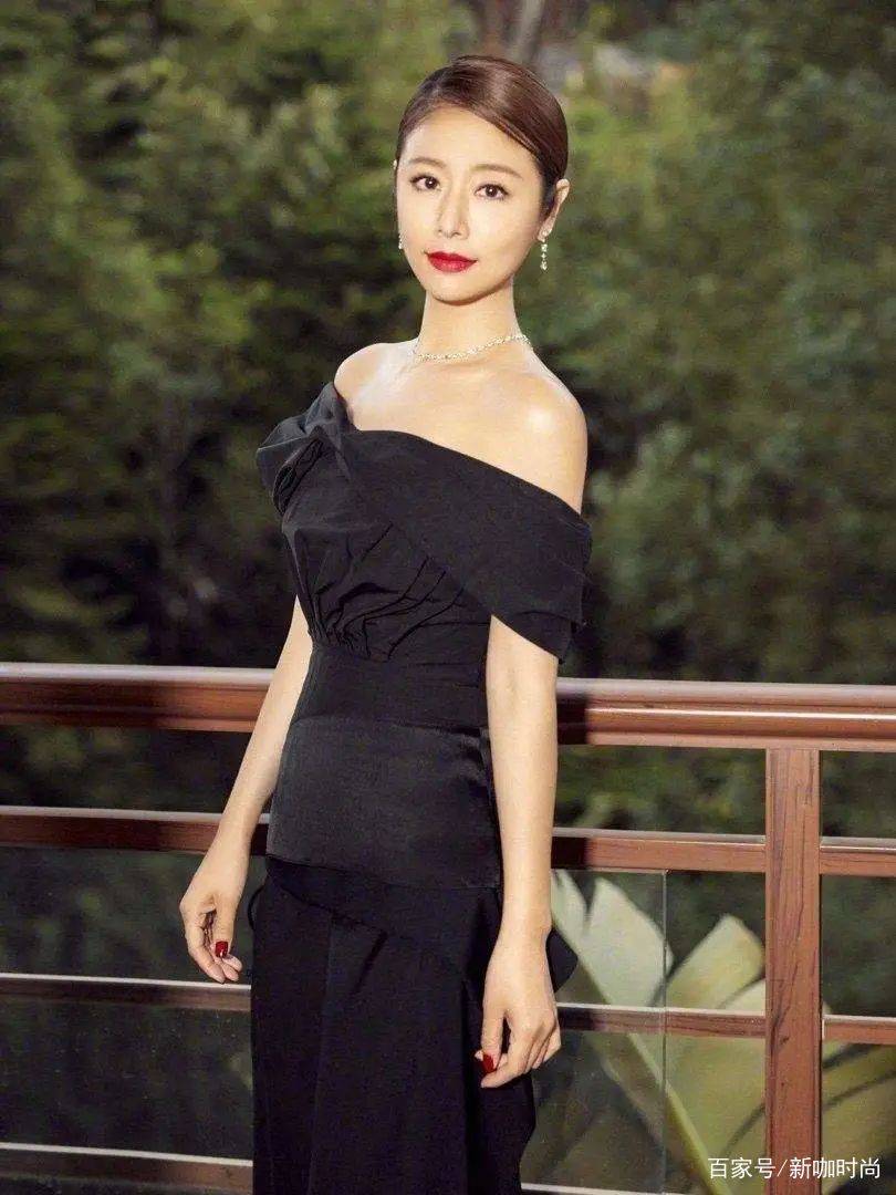 花朵|林心如美得高调,穿俏皮时尚装风情万种,低头那一刻更是心醉